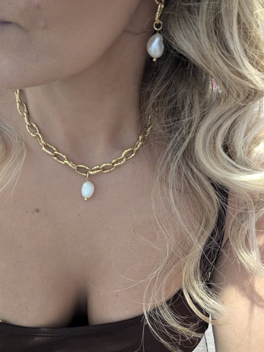 necklace and pendant
necklace with a pendant
necklace with pendant
pendant and necklace
pendant in necklace