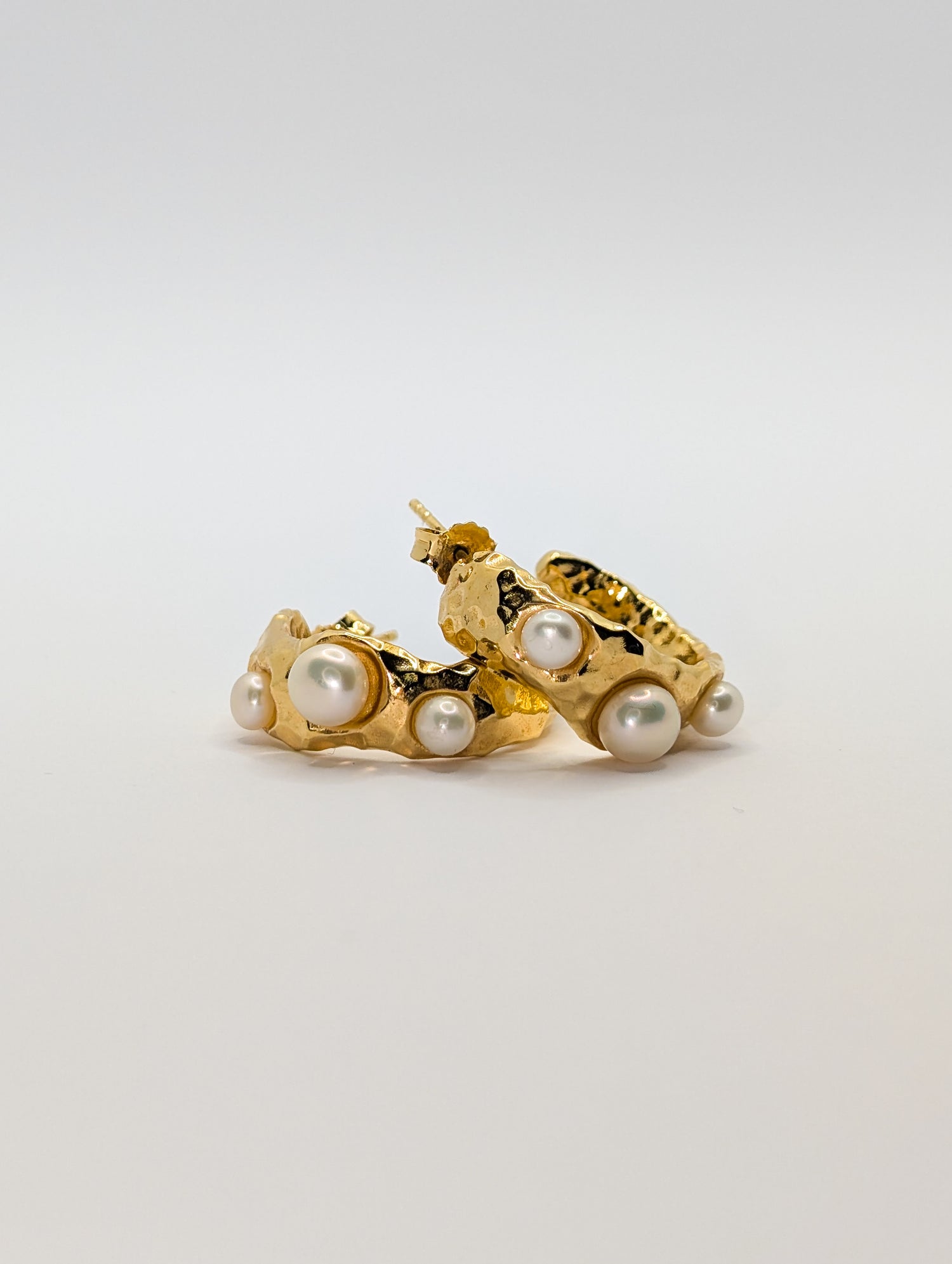 Pearl creoles gold, Hoops textured, gold beaded hoops, Gold pearl earrings, Coral hoops grains, open creoles beads, textured pearl earrings